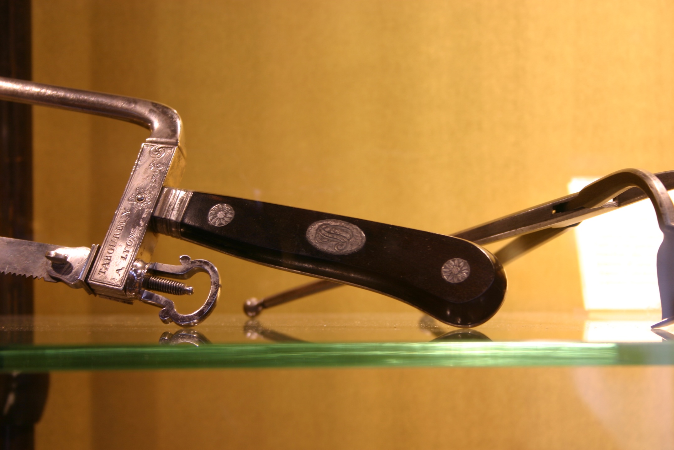 Pierre Joseph Desault's surgical saw, Musée d'Histoire de la Médecine, Paris (2).JPG